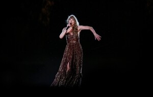 taylor-232.thumb.jpg.55f0a8b9eb6ba34d1cc10136b7175405.jpg