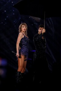 taylor-24.thumb.jpg.d6a5c6d25c8127aab95db1ddca4d25a0.jpg