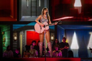 taylor-274.thumb.jpg.8d7a5c0f494979ffd7acdaf8e58c6601.jpg