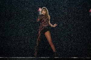 taylor-281.thumb.jpg.06a080a8f3c6a9ab7e653aee75e4161e.jpg