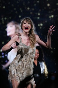 taylor-302.thumb.jpg.56c4e7259bb271731eec80f12513d9a9.jpg