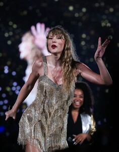 taylor-339.thumb.jpg.4da3f5b5a7972d4c7c00f6b2b9ff5a87.jpg