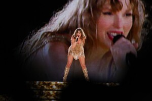 taylor-395.thumb.jpg.fa8173bc36b7e659a6af206bf8be8b8b.jpg