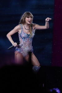 taylor-397.thumb.jpg.b66ecbbd4ec19ec4e4ed8ea8e95061ea.jpg