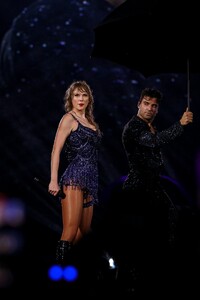 taylor-40.thumb.jpg.20880ac6c3dcaff35472761c81c71077.jpg