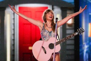 taylor-409.thumb.jpg.937fe38154569c2d63bc7ae19cfe7d6e.jpg