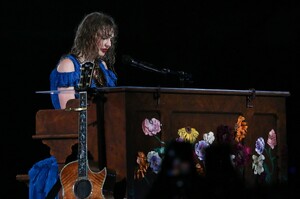 taylor-421.thumb.jpg.12f74db27ea4ea4274b5f15dcfe6a9b5.jpg