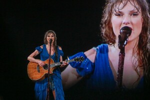 taylor-431.thumb.jpg.bba70a15c7e799ee2cd7f8b77e9cec6b.jpg