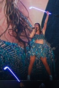 taylor-472.thumb.jpg.01eebdf4c6eb2d614152996de244fc57.jpg