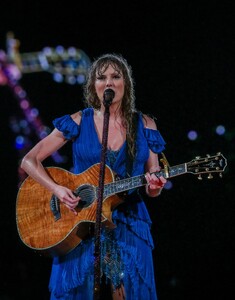 taylor-473.thumb.jpg.85566441f4ef7d2a5b89d50760386bf0.jpg