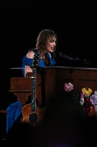 taylor-499.thumb.jpg.d75530cf3ff510c93b3c11a3e6bfc20b.jpg