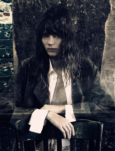 vogue-italia-12-2013_freja_by_roversi_(2).thumb.jpg.73095aff3674e6b14003c257a0df40bb.jpg