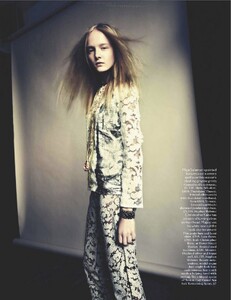 vogue-uk-2012-01-jan(dragged)35.thumb.jpg.82b3b22a003cb8cd187d09833a3c2525.jpg