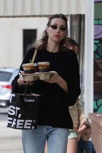 whitney-port-out-for-coffee-at-alfred-s-in-los-angeles-11-10-2023-6.jpg