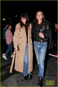 zach-braff-alyssa-miller-at-coldplay-concert-03.jpg