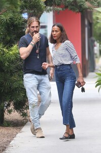 zoe-saldana-and-marco-perego-out-for-lunch-in-santa-monica-08-14-2023-8.jpg