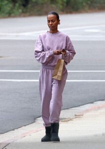 zoe-saldana-out-for-breakfast-in-santa-barbara-09-03-2023-3.jpg