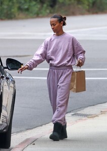 zoe-saldana-out-for-breakfast-in-santa-barbara-09-03-2023-4.jpg