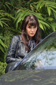 zooey-deschanel-out-for-lunch-at-san-vicente-bungalows-in-west-hollywood-09-22-2023-1.jpg