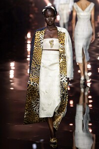 00002-roberto-cavalli-spring-2023-ready-to-wear-credit-gorunway.thumb.jpg.30300a947ec9633f4d9443cfea7e87f7.jpg