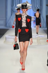 00003-moschino-spring-2023-ready-to-wear-credit-gorunway.thumb.jpg.633b22c15d331a8f62c09c6998234472.jpg