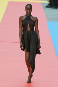 00004-stella-mccartney-spring-2023-ready-to-wear-credit-gorunway.thumb.jpg.26ddb5093eb0d7c4ae86d158787157b4.jpg