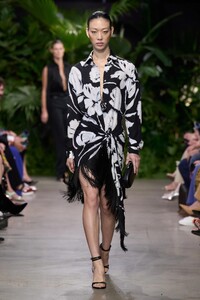 00008-michael-kors-spring-2023-ready-to-wear-credit-gorunway.thumb.jpg.5daca6fe14b97e9e74827a87b205a876.jpg