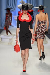 00009-moschino-spring-2023-ready-to-wear-credit-gorunway.thumb.jpg.7e2a4735f5e980cd4b01e719ff6aca25.jpg