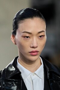 00009-sacai-spring-2023-ready-to-wear-details-credit-gorunway.thumb.jpg.0d56307b6ad88c3ff3e8f90a0b60a36a.jpg