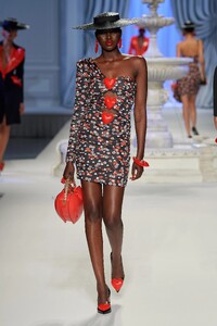 00010-moschino-spring-2023-ready-to-wear-credit-gorunway.thumb.jpg.0fc7302c777f56d778122a060775ad34.jpg