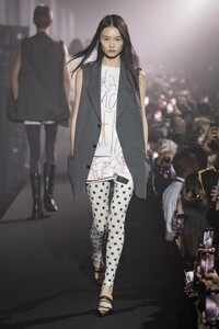 00011-raf-simons-spring-2023-ready-to-wear-credit-brand.thumb.jpg.66c0b7f6036c296026a859f1285714cc.jpg