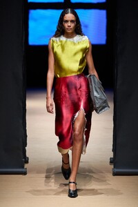 00012-prada-spring-2023-ready-to-wear-credit-gorunway.thumb.jpg.e0e57cec577d92034612e6b7ba5b700e.jpg