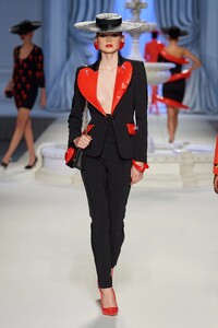 00015-moschino-spring-2023-ready-to-wear-credit-gorunway.thumb.jpg.1f0c642ecd424b6da39705016b9b4562.jpg
