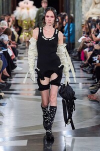 00015-simone-rocha-spring-2023-ready-to-wear-credit-gorunway.thumb.jpg.3f66e80ad81d5cd01d588fb7f491b416.jpg