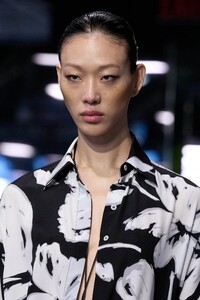 00016-michael-kors-spring-2023-ready-to-wear-details-credit-gorunway.thumb.jpg.e5ddf62a38410d0a9327e75ac0e0a6b5.jpg