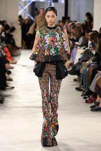 00016-sacai-spring-2023-ready-to-wear-credit-gorunway.thumb.jpg.8164a5113439b42f6562879bf7f21bcc.jpg