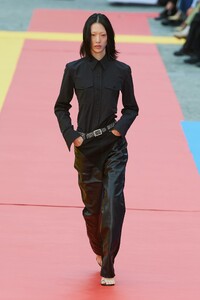00016-stella-mccartney-spring-2023-ready-to-wear-credit-gorunway.thumb.jpg.ddce98b0475adddd6d566a09c06abc5a.jpg