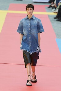 00019-stella-mccartney-spring-2023-ready-to-wear-credit-gorunway.thumb.jpg.2b82a6d0b77d9e3e978c5c894d4e724c.jpg