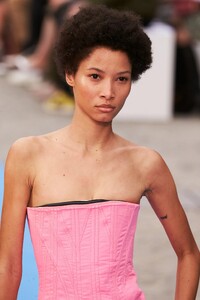 00020-stella-mccartney-spring-2023-ready-to-wear-details-credit-gorunway.thumb.jpg.2c53da765d7a4dd868ae56a0d99486b0.jpg