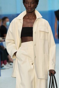 00023-max-mara-spring-2023-ready-to-wear-details-credit-gorunway.thumb.jpg.05fb6273f87de212190bbe0fdd88bb16.jpg