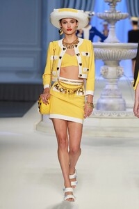 00025-moschino-spring-2023-ready-to-wear-credit-gorunway.thumb.jpg.8c66f80e55ab475d585868bad8009b40.jpg