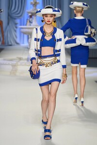 00027-moschino-spring-2023-ready-to-wear-credit-gorunway.thumb.jpg.07334a7f3ad8b7f3fc98a63a27e954be.jpg