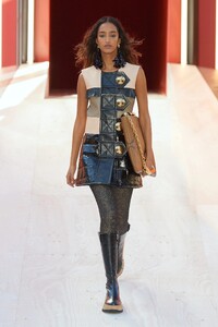 00028-louis-vuitton-spring-2023-ready-to-wear-credit-gorunway.thumb.jpg.afd53854ef91457307b6ed9f7756afc5.jpg