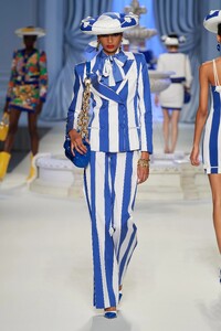 00029-moschino-spring-2023-ready-to-wear-credit-gorunway.thumb.jpg.412c7749bf2f02fd82065c5b0b6d14c7.jpg