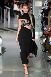 00032-laquan-smith-spring-2023-ready-to-wear-credit-gorunway.thumb.jpg.a2b5a89e3a4a1715e4b33046f7200814.jpg