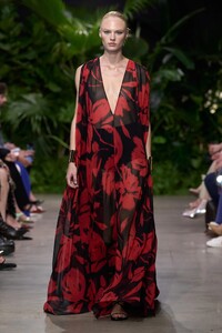 00034-michael-kors-spring-2023-ready-to-wear-credit-gorunway.thumb.jpg.de0361a4f7ee3f7235a9f105e0fd3581.jpg
