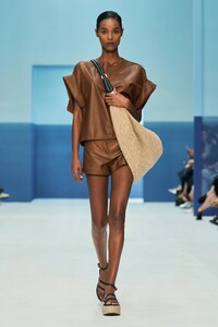 00035-max-mara-spring-2023-ready-to-wear-credit-gorunway.thumb.jpg.5bf25a7cdcfa7a2fdfa2dc322aabc9a7.jpg