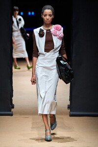 00035-prada-spring-2023-ready-to-wear-credit-gorunway.thumb.jpg.055eb5901f7af1e8bed1d8de39983448.jpg