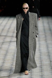 00038-saint-laurent-spring-2023-ready-to-wear-credit-gorunway.thumb.jpg.e0727a1e542dd469edcc4957fb44a8a1.jpg