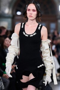 00040-simone-rocha-spring-2023-ready-to-wear-details-credit-gorunway.thumb.jpg.bb7c7cb56b8d437fe3ac359a275f9b72.jpg